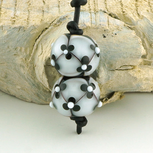 Black & White Floral Lattice Earring Pair (S1030)