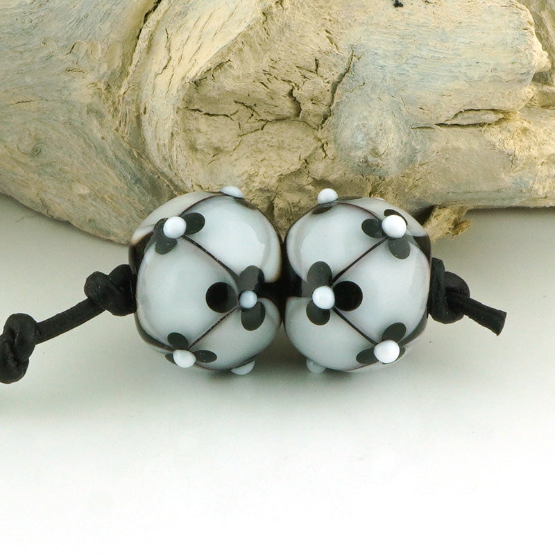 Black & White Floral Lattice Earring Pair (S1030)