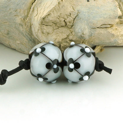 Black & White Floral Lattice Earring Pair (S1030)