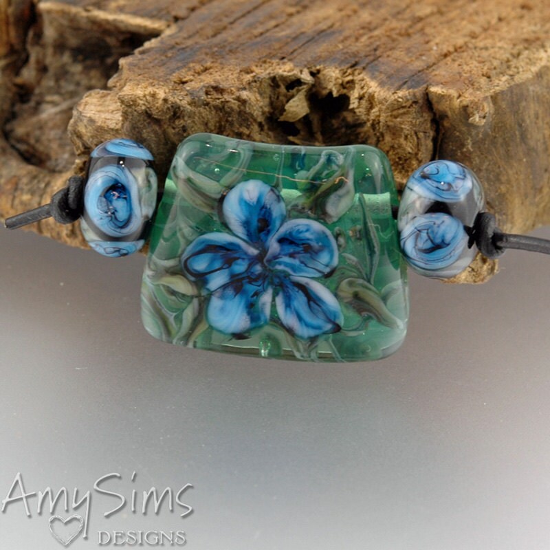 Blue on Green Watercolor Floral Cleopatra Focal 219